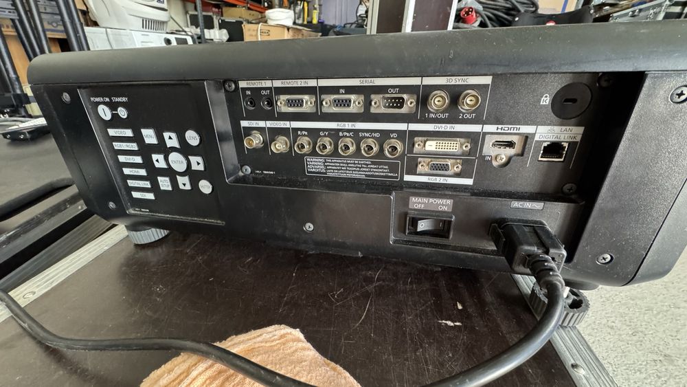 Videoproiector Panasonic 8500 AINSI + Lentila 0.5-0.8X ET-DLE085