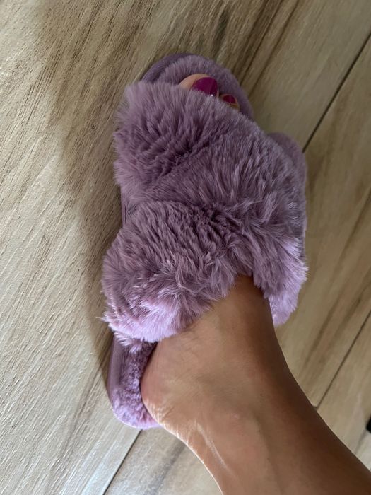 Papuci de casă pufoși, călduroși și foarte ușori