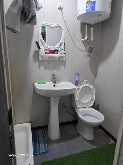 Вагон яшаш учун тайёр 12 та одамга жойи ва кравати бор