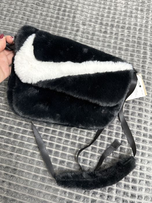 пухкава чанта Nike – НОВА с етикет