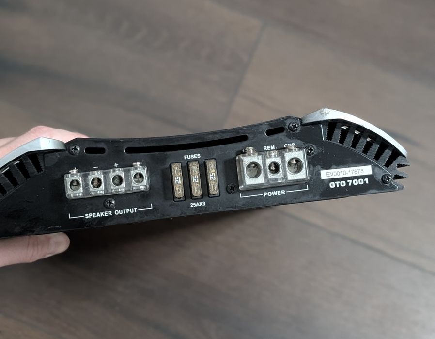 Subwoofer auto Pioneer 1500W + statie JBL GTO 7001