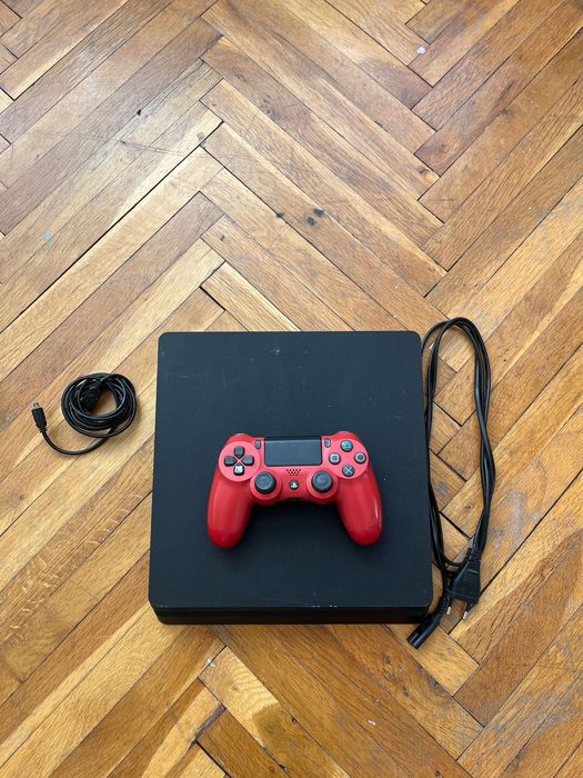 Playstation4 slim с 1 джоистик и 6 игри