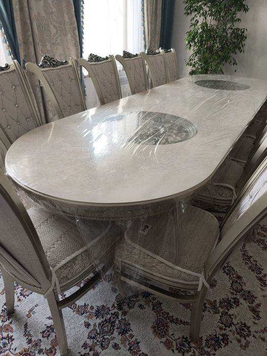 Стол и 17 стулья