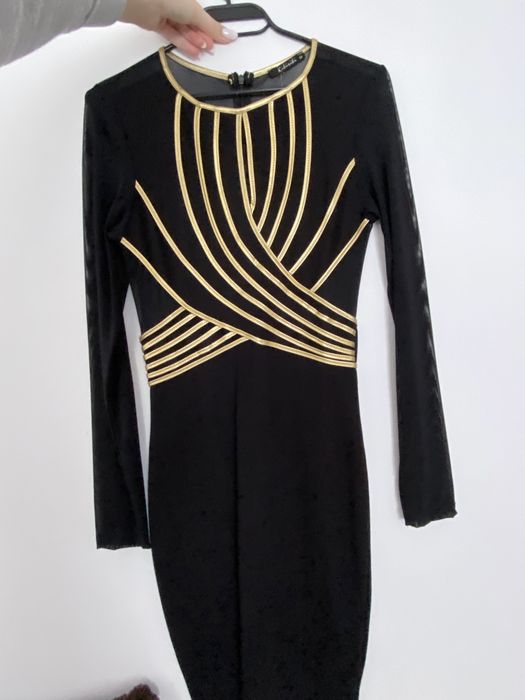 Rochie neagră cu detalii