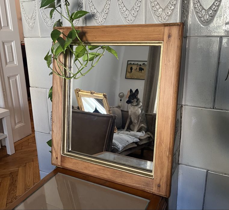 Oglinda cu rama dintr-o fereastra restaurata