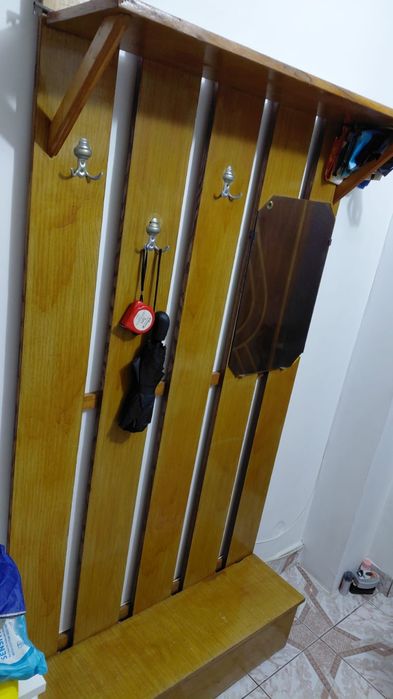 Cuier din lemn cu oglindă și zonă de depozitare