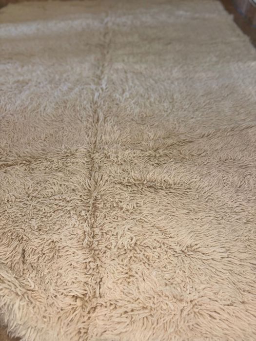 Бял пухкав килим от естествена овча кожа – отлично запазен.