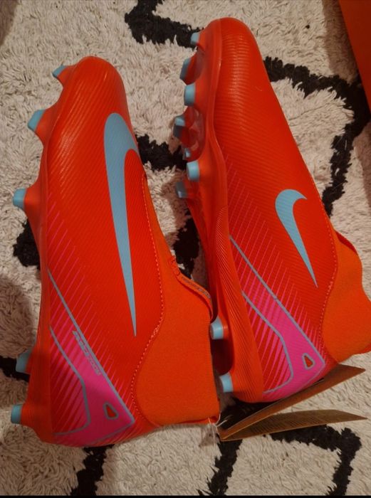 Vând ghete de fotbal