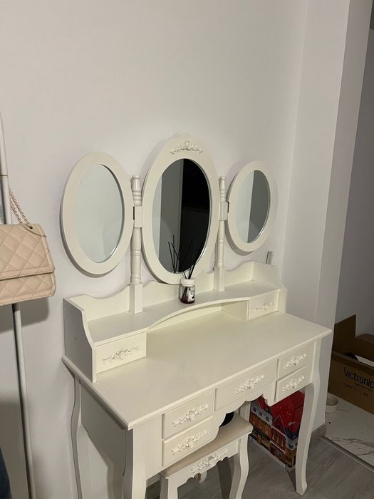 Masa de toaleta / machiaj + scaun cu sertare si oglinzi