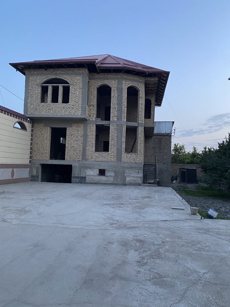 2 qavatli uy sotiladi padvali bilan