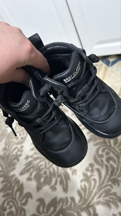 Бесплатно, детская обувь на 3-4 годика