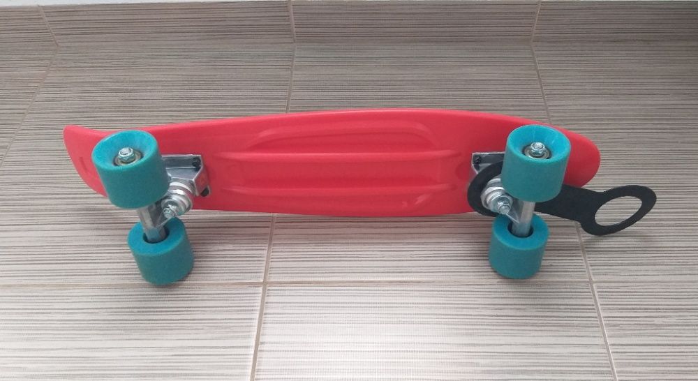 Skateboard Rosu NOU foarte rezistent Pret Negociabil