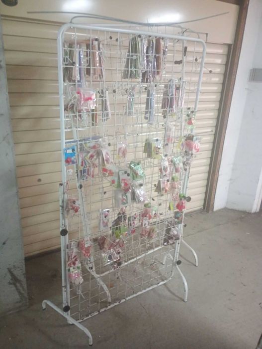 Стелажи за мартеници - разпродажба поради приключване на дейност