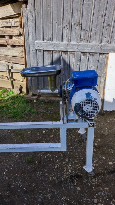 Vând mașină de tocat carne