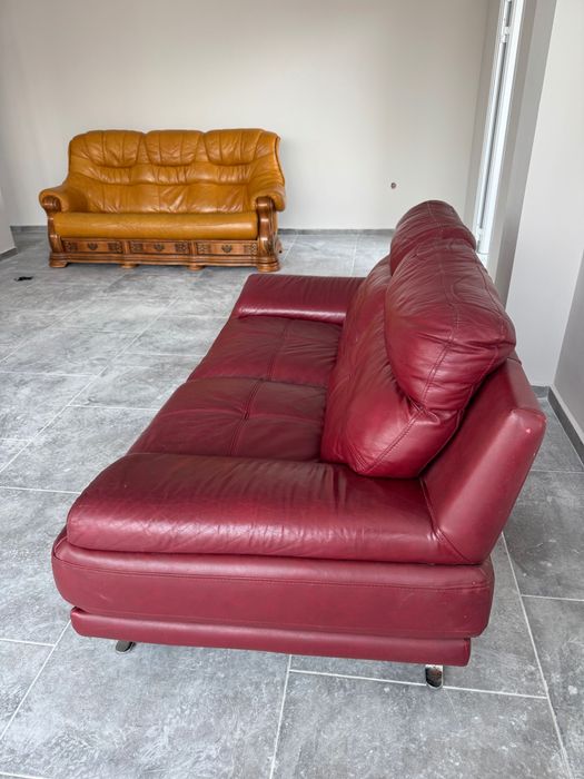 Мебели Кожен диван цвят червен