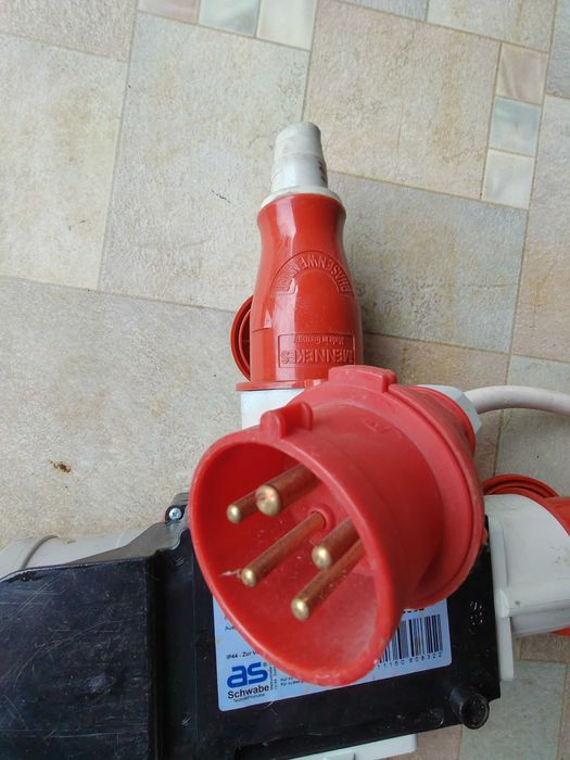 Трифазен разклонител Schwabe60832-3 гнезда,400 V,32 A+кабел+2 щепсела