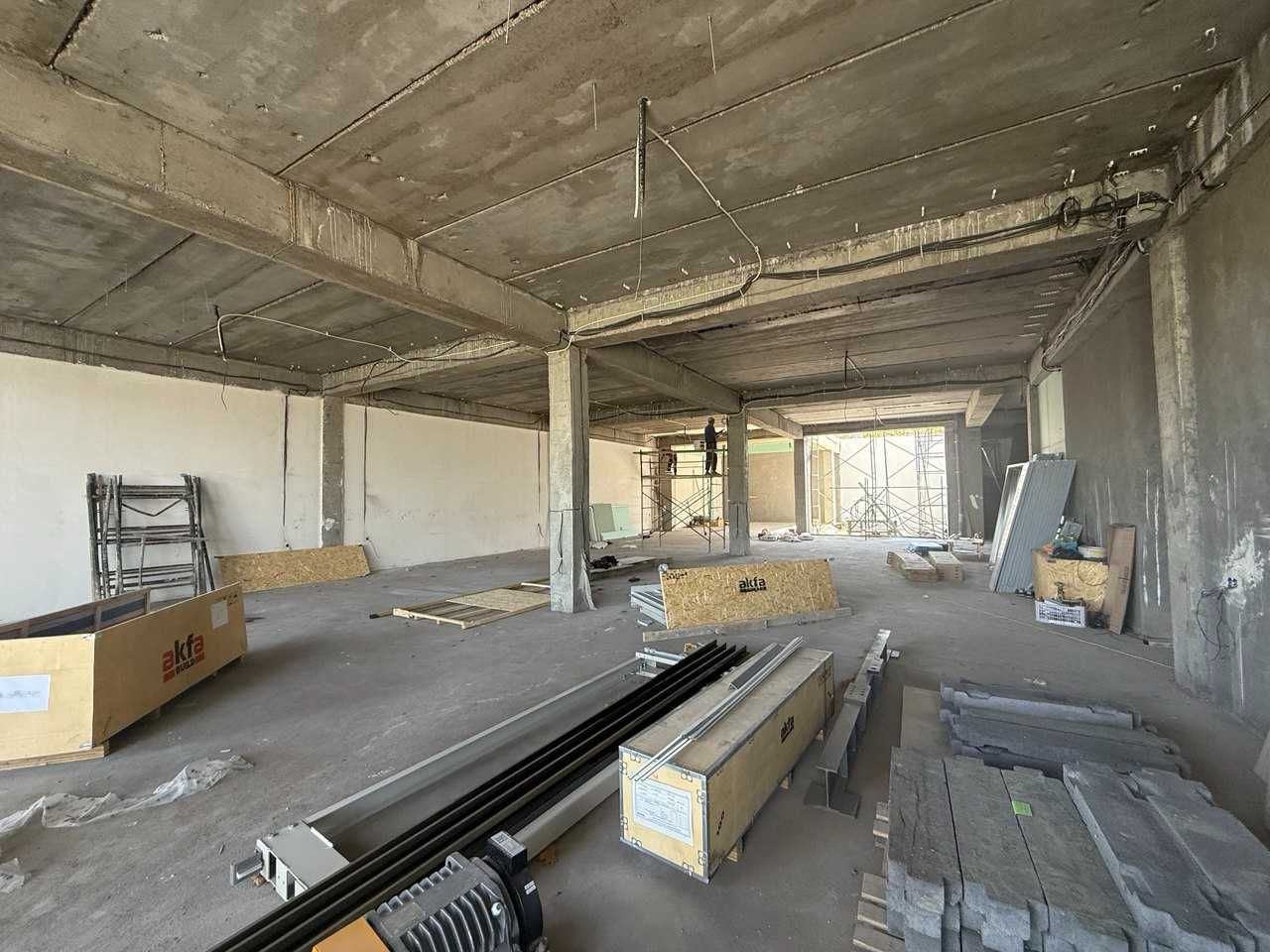 Сдаётся в аренду отдельно стоящее здание  2200 м², вдоль дороги.