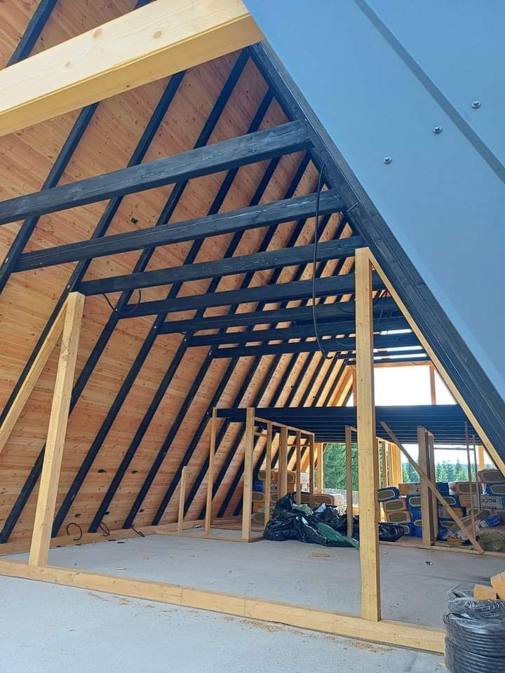 Cabane de lemn cu două dormitoare baie bucătărie