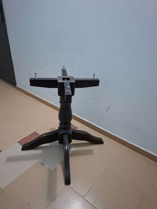 Продавам кръгла дървена маса