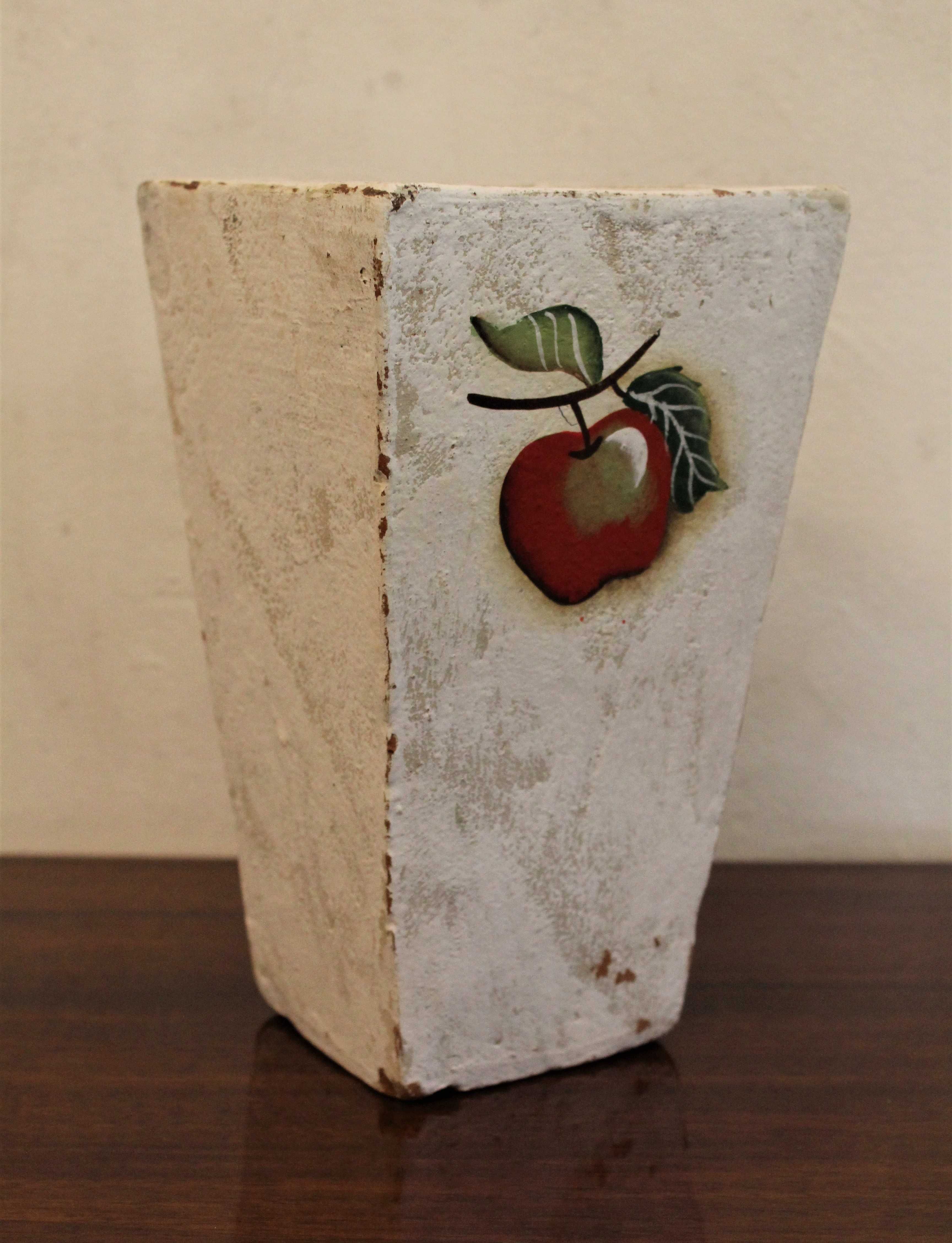 Рустикална ваза с ябълка