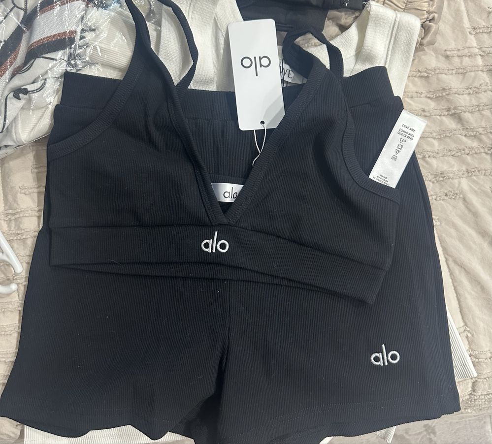 Шапки и дамски дрехи Miu miu, botega v, loewe, alo, dior