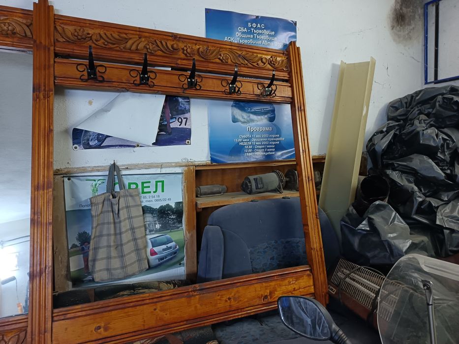 Закачалка с огледало от масив