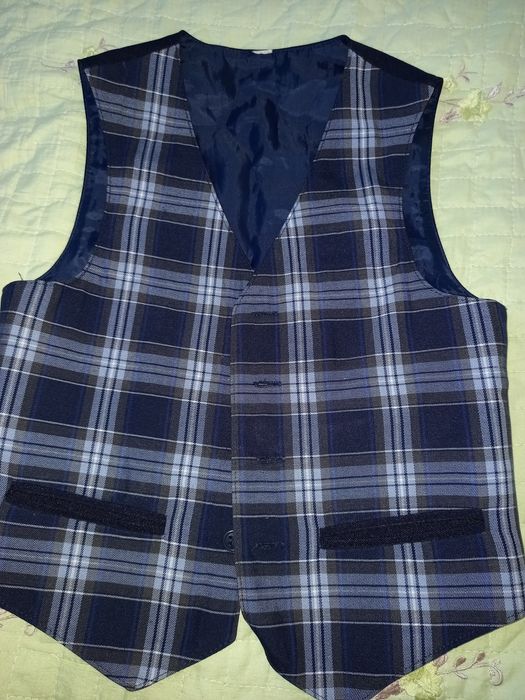 Продам жилетку для мальчика,примерно на 8 или 10 лет