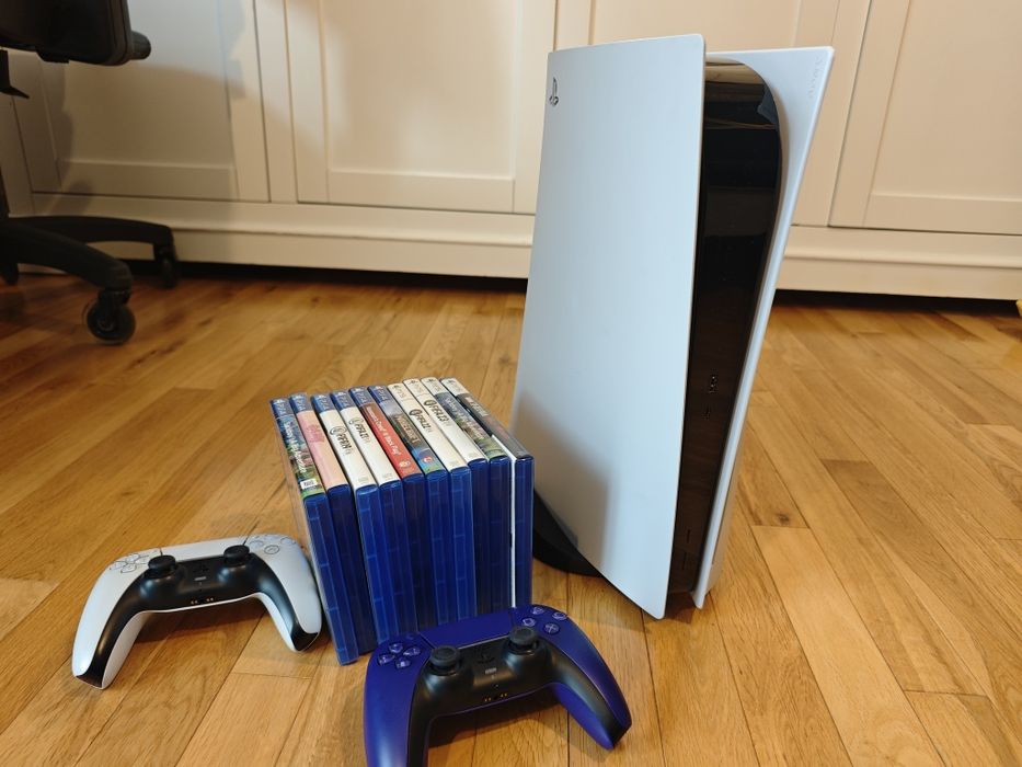PS5 cu 10 jocuri și 2 controlere