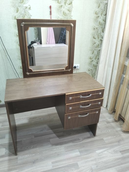 Продам камод с зеркалом.