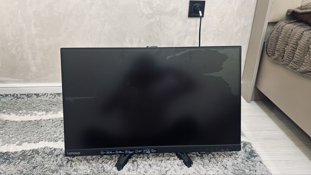Игровой монитор Lenovo.