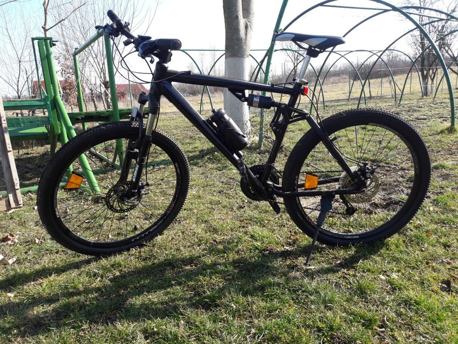 Bicicleta full suspensii