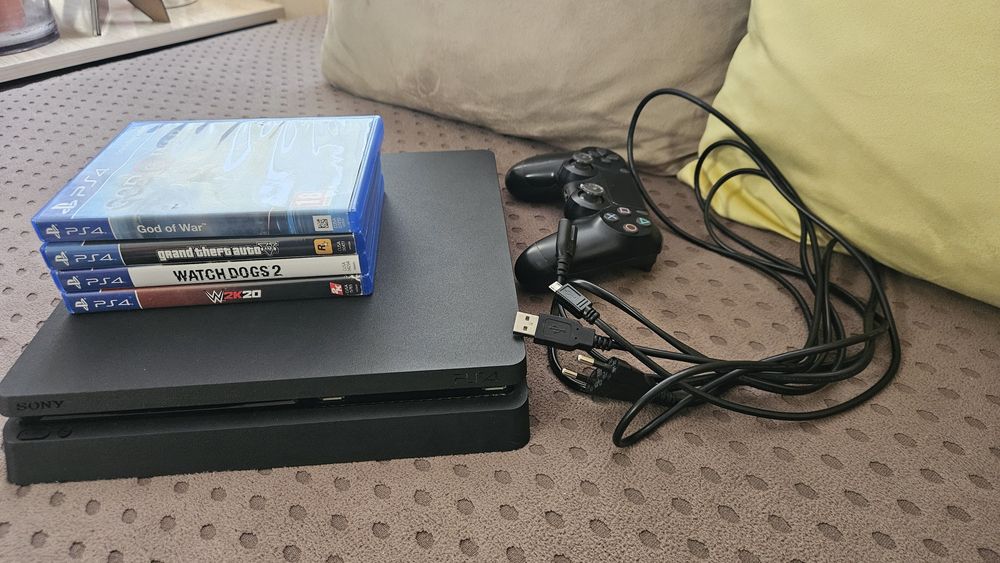 PS4 Slim Playstation/Плейстейшън 4 + контролер + 4 игри

Опи