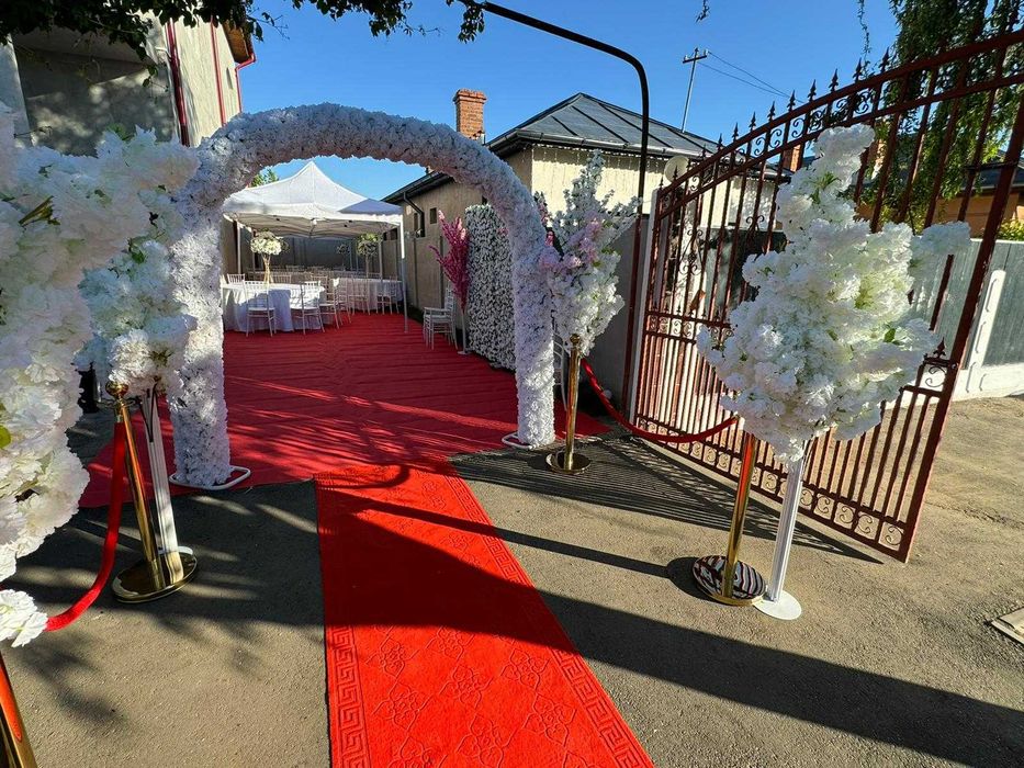 arcade florale diferite modele stâlpișori covor roșu.