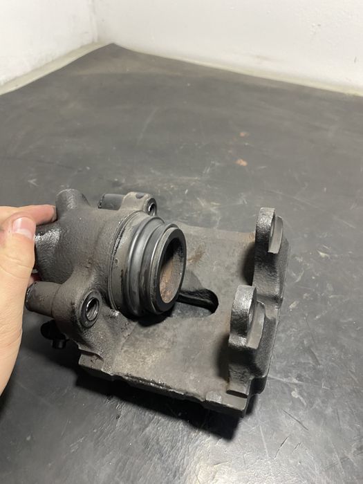 Etrier frana stanga fata BMW X3 E83 2.0 d 2003-2009