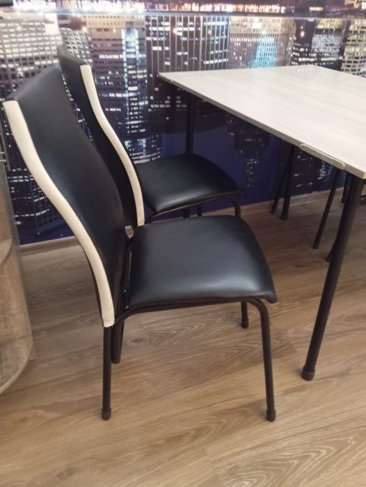 Кухонный стол со стульями