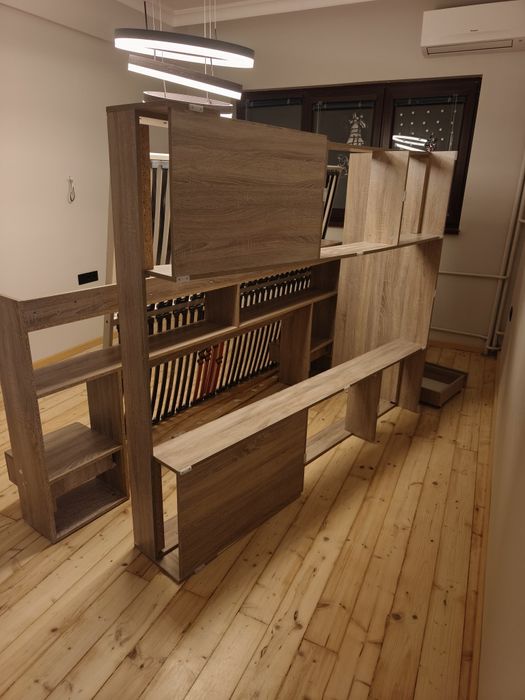 Спалня с рамка и нощни шкафчета