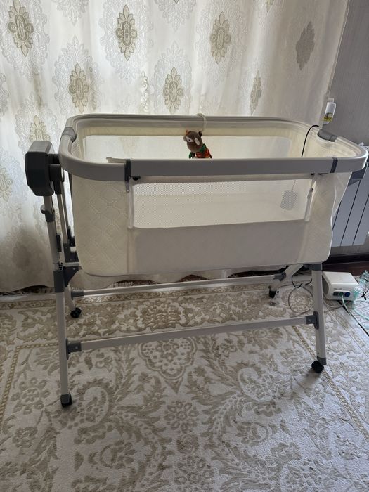 Детская кровать.Для детей с 0 до 2 лет.Белого цвета