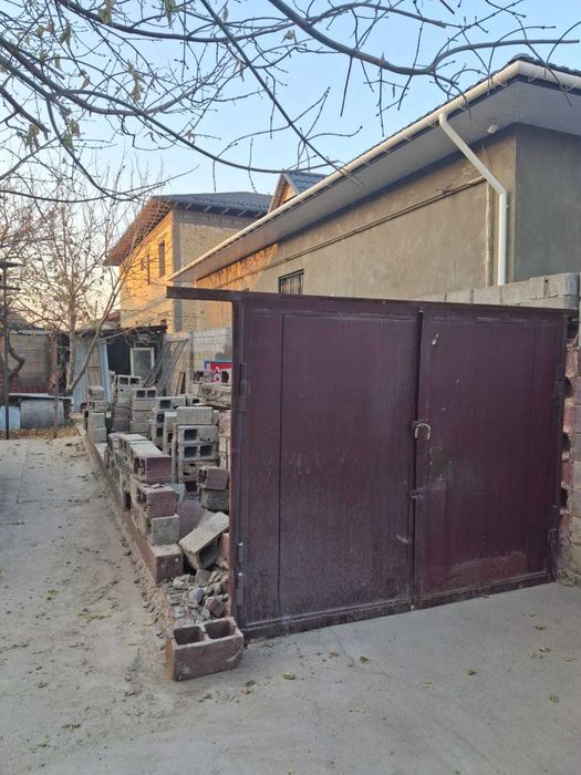 Гараж сатамын,воротасы,крыша ,балкалары №кирпиштери, бәрі бар, дайын