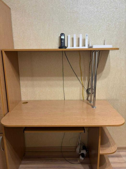 Продается компьютерный стол.