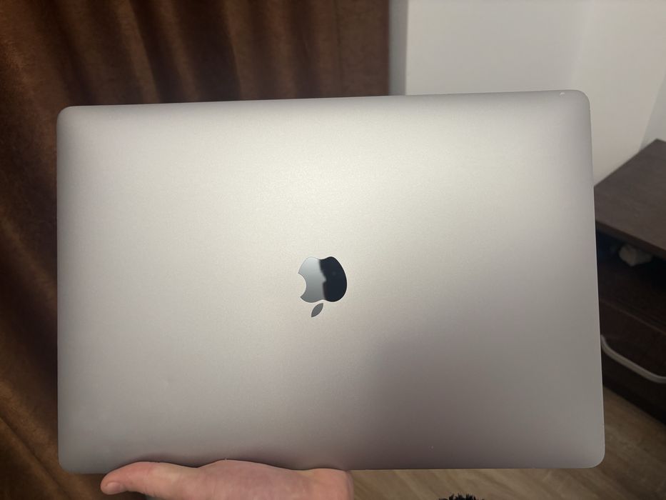 Vand urgent macbook pro i7,16 gb ram , placa video dedicata ,512Gb!