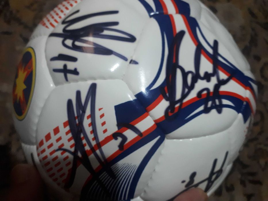 Campiona Fcsb - Minge cu autografe - Banii merg la un baiat bolnav.