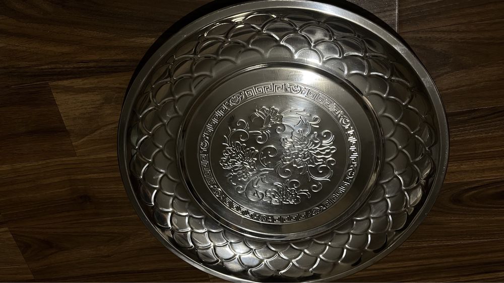 Металический поднос, блюдо.