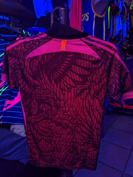 Детски неонов футболен екип на Ливърпул нов модел !!!