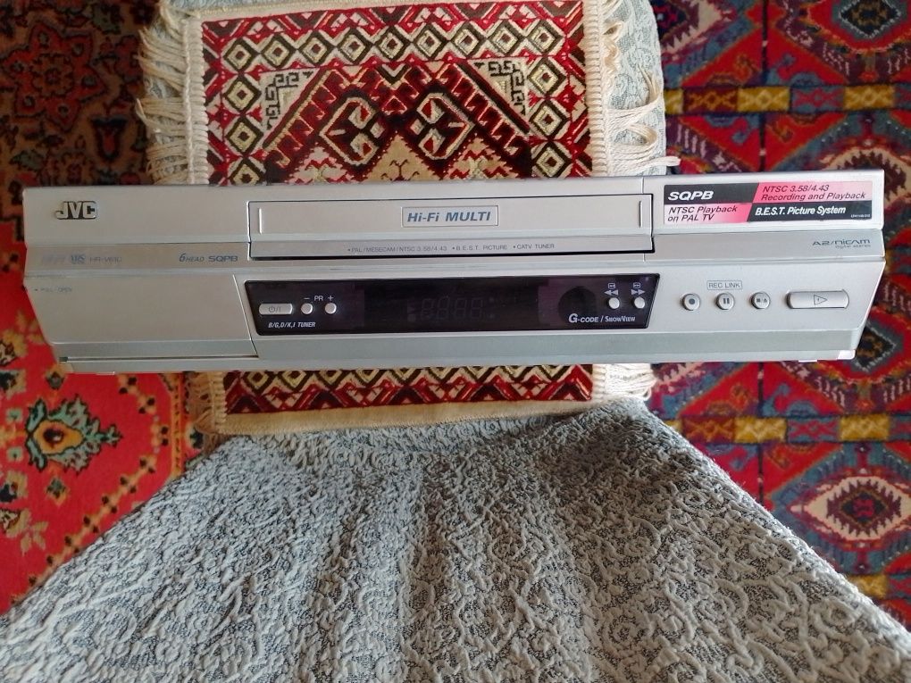 Видеомагнитофон JVC в отличном рабочем состоянии.