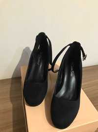 Официални черни обувки с ток