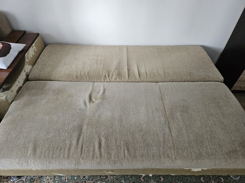 Угловой диван с подушками