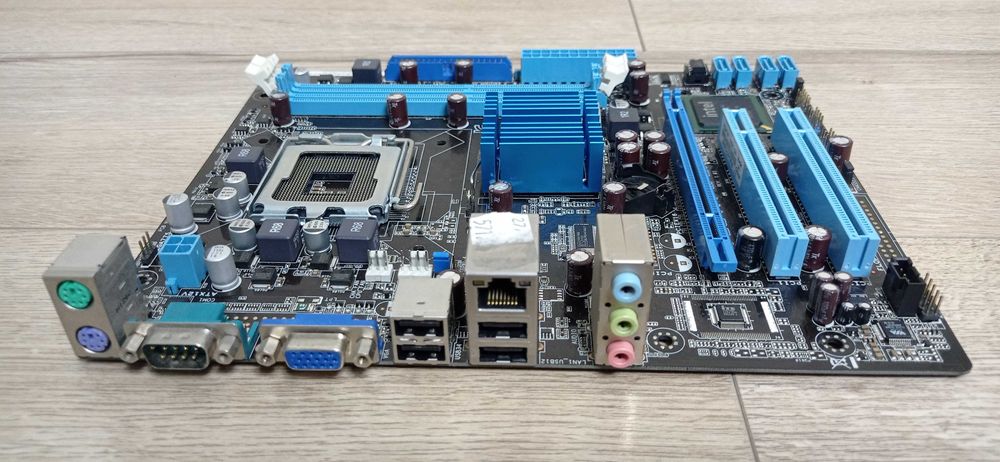 Plăci de bază defecte ( pentru  piese ) + Cutii pt. placi de baza