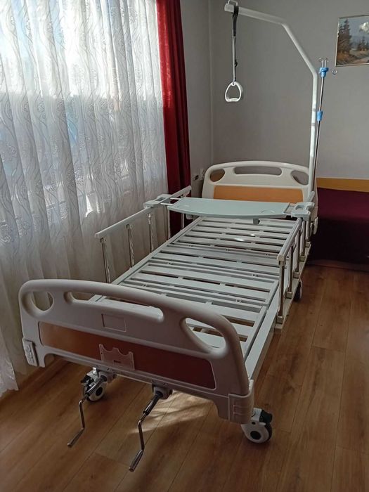 Механично болнично легло с четири секции и матрак