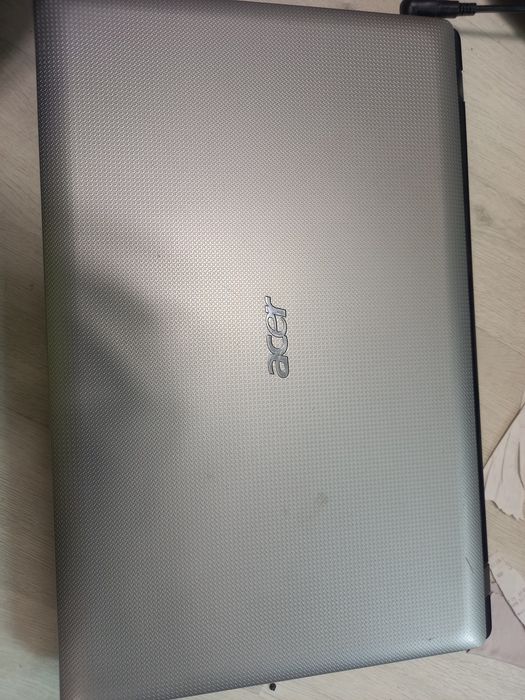 Laptop Acer cu procesor AMD X4 ,SSD 120,video 1gb