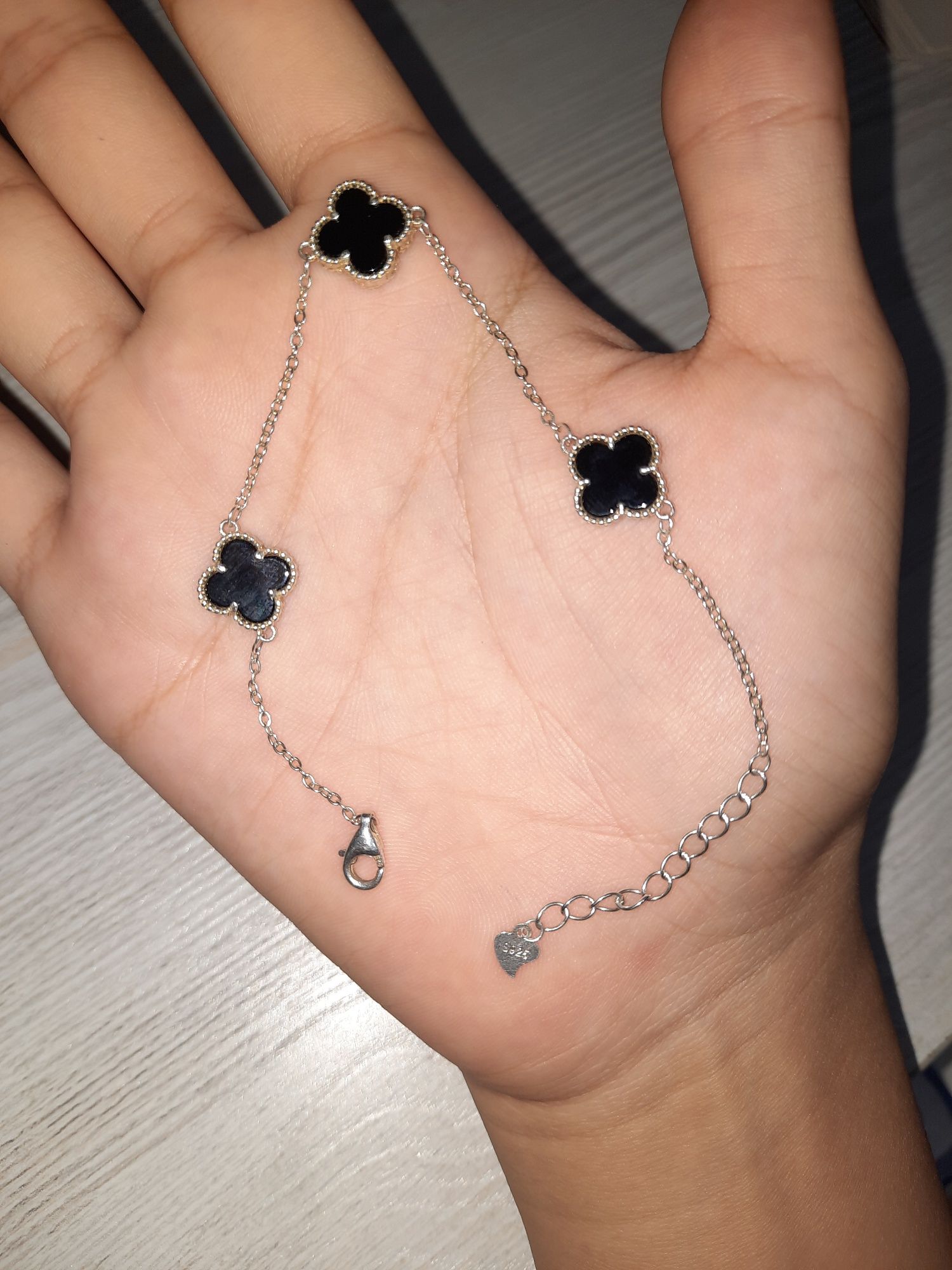 van cleef braslet kumush, tilla yugurtirilgan